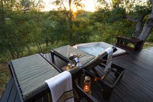 een hot tub bovenop een terras bij Parsons Hilltop Safari Camp in Balule Game Reserve