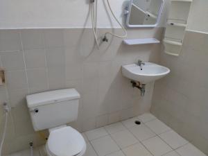 a bathroom with a toilet and a sink at Welcome Lounge in Jomtien Beach