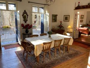 een eetkamer met een tafel en stoelen bij Poppys Chambres d'Hotes in Céret