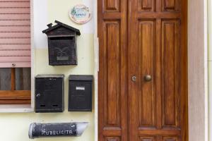 een deur en een brievenbus naast een huis bij Casa vacanze santantioco in SantʼAntìoco