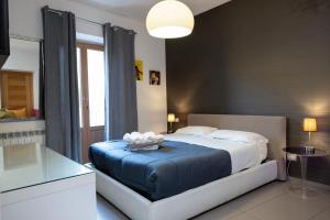 1 dormitorio con 1 cama grande con manta azul en Sogni D'Oro, en Agrigento