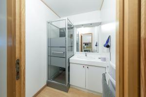 ein Bad mit einem Waschbecken und einem Spiegel in der Unterkunft Studio avec terrasse amenagee a Gerardmer in Gérardmer