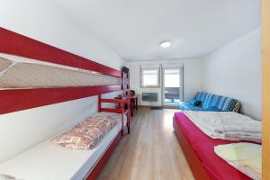 1 Schlafzimmer mit 2 Etagenbetten und einem Schreibtisch in der Unterkunft Studio avec terrasse amenagee a Gerardmer in Gérardmer