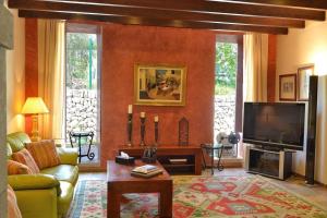 TV a/nebo společenská místnost v ubytování Villa Casa Binissagar II 106 by Mallorca Charme