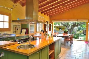ビニサレムにあるVilla Can Bast 106 by Mallorca Charmeのキッチン(緑のキャビネット付)、ダイニングルーム