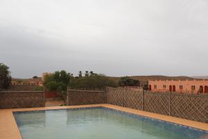 Complexe touristique FORT BOU-JERIF في كلميم: مسبح فوق المنزل