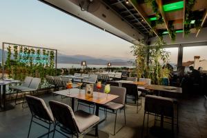 un ristorante con tavoli e sedie e vista di Saz City Life Boutique Hotel a Ioannina