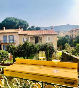 deux verres de vin blanc assis sur une table en bois dans l'établissement Le Machado, à Collioure