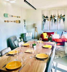 une table à manger avec des assiettes et des verres jaunes dans l'établissement Le Machado, à Collioure
