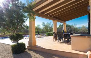 een paviljoen met een tafel en stoelen op een patio bij Finca Son Rossignol 155 by Mallorca Charme in Sineu