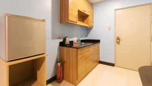 Kuchyň nebo kuchyňský kout v ubytování RedDoorz Plus @ Kamuning Quezon City