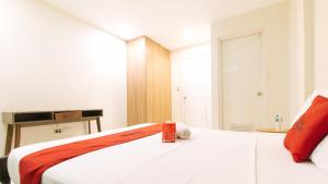 Postel nebo postele na pokoji v ubytování RedDoorz Plus @ Kamuning Quezon City