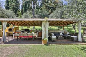 einem Holzpavillon mit einem Tisch und Stühlen im Hof in der Unterkunft VIlla Merlo Ner0 in Florenz