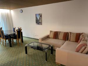 Posezení v ubytování Neptun 3 - im Zentrum von Bad Ragaz, mit kl. Balkon + 15 fotografií