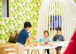入住Holiday Inn Resort Shinano-Omachi Kuroyon by IHG的儿童
