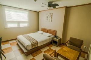 Postel nebo postele na pokoji v ubytování DG Grami Hotel