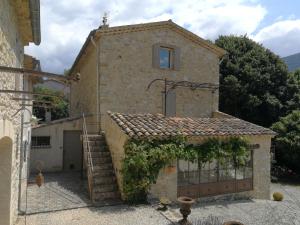 uma casa de pedra com uma escada que leva até ela em Mas en Baronnies Provençales em Eygaliers