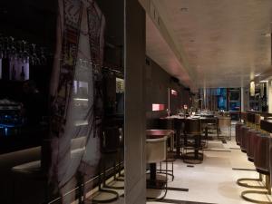 ein Restaurant mit einer Reihe von Tischen und Stühlen in der Unterkunft SAZ City Life Boutique Hotel in Ioannina