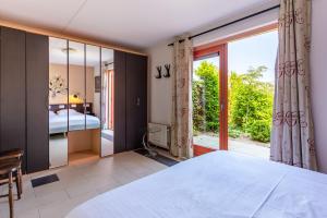 Un dormitorio con una cama y una ventana grande. en Grimaud 177 - Kustpark Village Scaldia, en Hoofdplaat