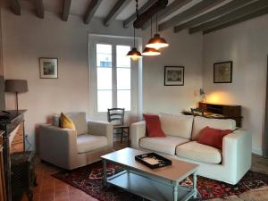 salon z 2 kanapami i stolikiem kawowym w obiekcie La Barillerie w mieście La Flèche