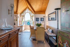 Un comedor con mesa y sillas y una ventana. en Grimaud 177 - Kustpark Village Scaldia, en Hoofdplaat