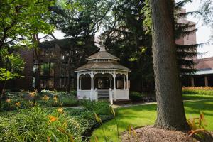a gazebo in the middle of a yard at Holiday Inn Chicago SW-Countryside ConfCtr by IHG in Countryside