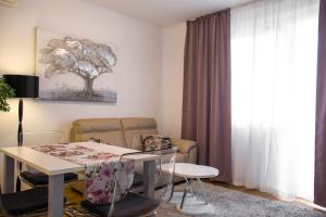 Posedenie v ubytovaní West Residence Luxury Apartment- parking in garage