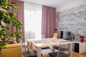 Posedenie v ubytovaní West Residence Luxury Apartment- parking in garage
