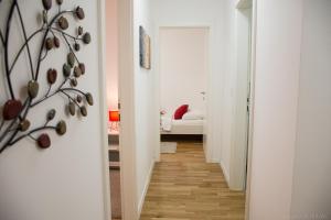 Posteľ alebo postele v izbe v ubytovaní West Residence Luxury Apartment- parking in garage