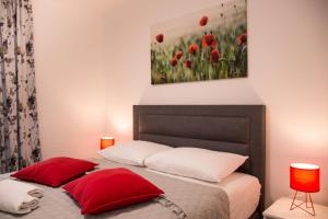 Posteľ alebo postele v izbe v ubytovaní West Residence Luxury Apartment- parking in garage