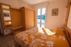 a bedroom with a bed and a window at Villa Belli in Ledro