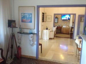 vista su un soggiorno con sala da pranzo di Akrotiri Hotel a Chania