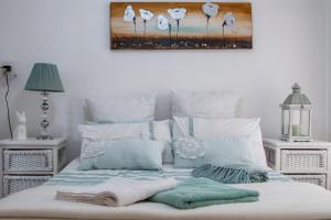sypialnia z łóżkiem z obrazem na ścianie w obiekcie Home Away From Home w mieście Port Elizabeth
