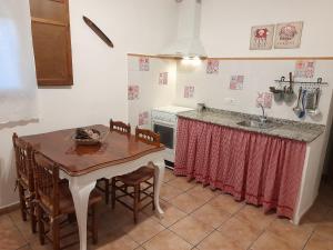 Kuhinja ili čajna kuhinja u objektu Apartamentos Rurales Fuente de Marzo