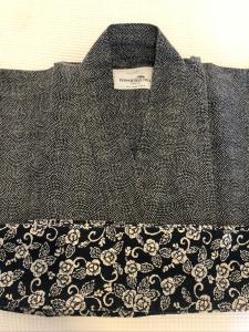 een zwart shirt met een zwart-wit patroon bij Peppertree Hill in Mudgee