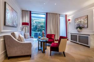 Posezení v ubytování Hotel Schloss Mönchstein