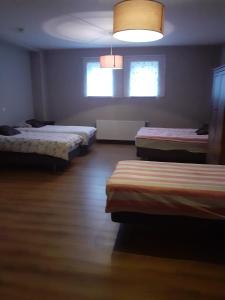 um quarto com três camas e uma janela em Wenceslas Cobergher Appartement II em Boutersem