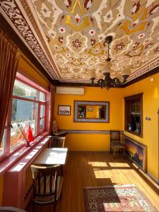 een kamer met een plafond met een tafel en stoelen bij Cheers Vintage Hostel in Istanbul