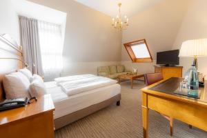 TV a/nebo společenská místnost v ubytování Hotel Engel