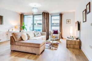 a living room with a couch and a chair at Self-contained town centre apartment Queensgate nr Marketfield by Helmswood Serviced Apartments in Redhill