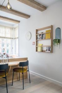une salle à manger avec une table et des chaises en bois dans l'établissement Studios at the canal, à Amsterdam
