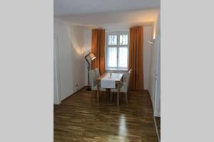 a dining room with a table and chairs and a window at Gästewohnung Helena in Völkermarkt