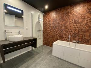 Bathroom sa Fletcher Hotel-Restaurant ByZoo Emmen