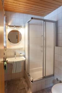Koupelna v ubytování Gästehaus Kurparkfrieden + 27 fotografií