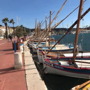 Um monte de barcos estão ancorados num porto. em Comfortable Air Conditioned Studio With Terrace em Bandol