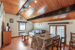 a living room with a table and a couch at Appartement accueillant à Saint-Martin-de-Belleville in Saint-Martin-de-Belleville
