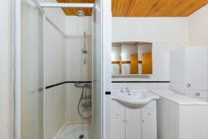 a white bathroom with a sink and a shower at Appartement accueillant à Saint-Martin-de-Belleville in Saint-Martin-de-Belleville +12 photos