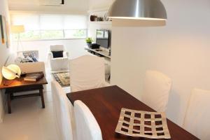 eine Küche und ein Esszimmer mit einem Tisch und Stühlen in der Unterkunft Leblon House I in Rio de Janeiro