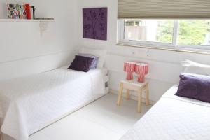 1 Schlafzimmer mit 2 Betten und einem Fenster in der Unterkunft Leblon House I in Rio de Janeiro