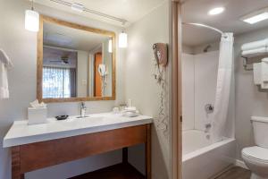 
A bathroom at Papago Inn, Ascend Hotel Collection
